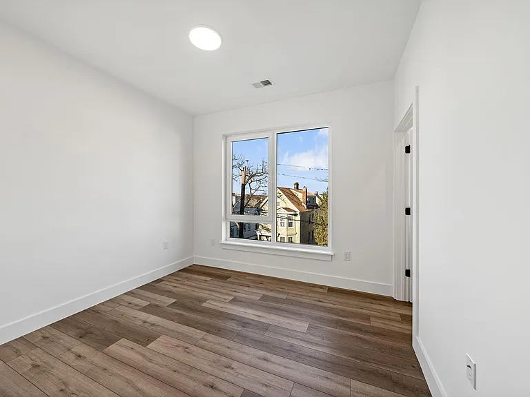 560-572 13th Ave — Photo 7