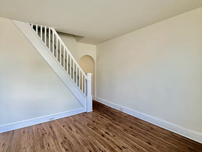1844 Hart Ln — Photo 2