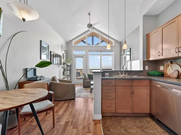 169 S Rockyledge Vw NW #10, Calgary, AB T3G 6B1