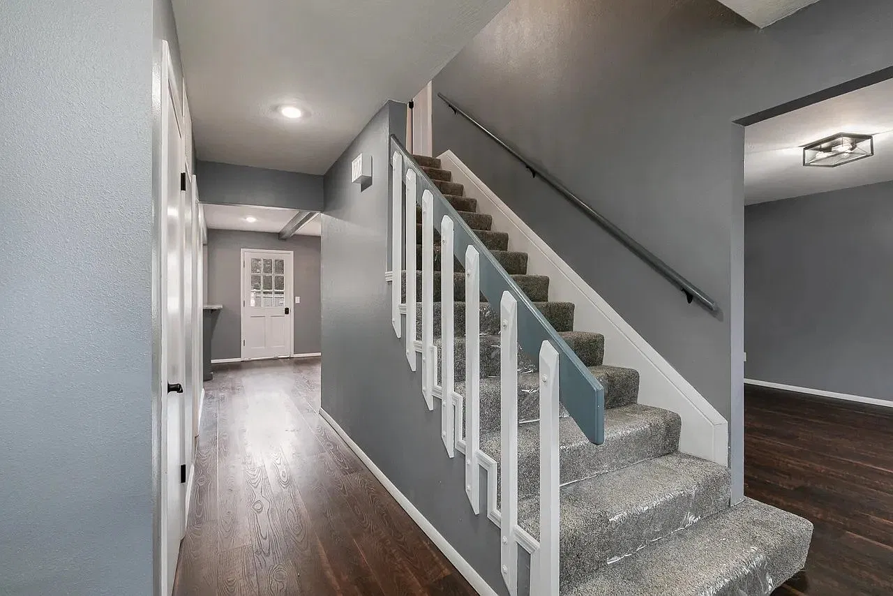 Spacious 5-Bedroom Home Backing to Neighborhood Parkwith Easy Pool Access! — Photo 2