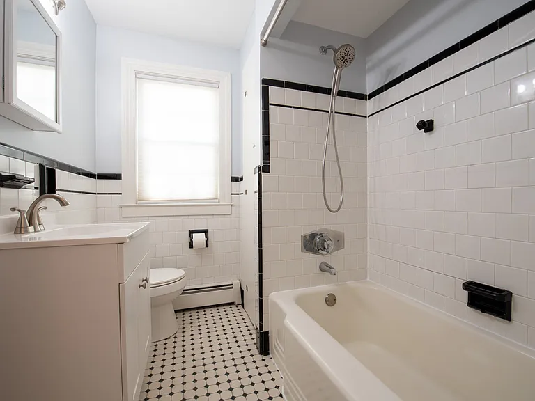 Bathroom with shower/tub