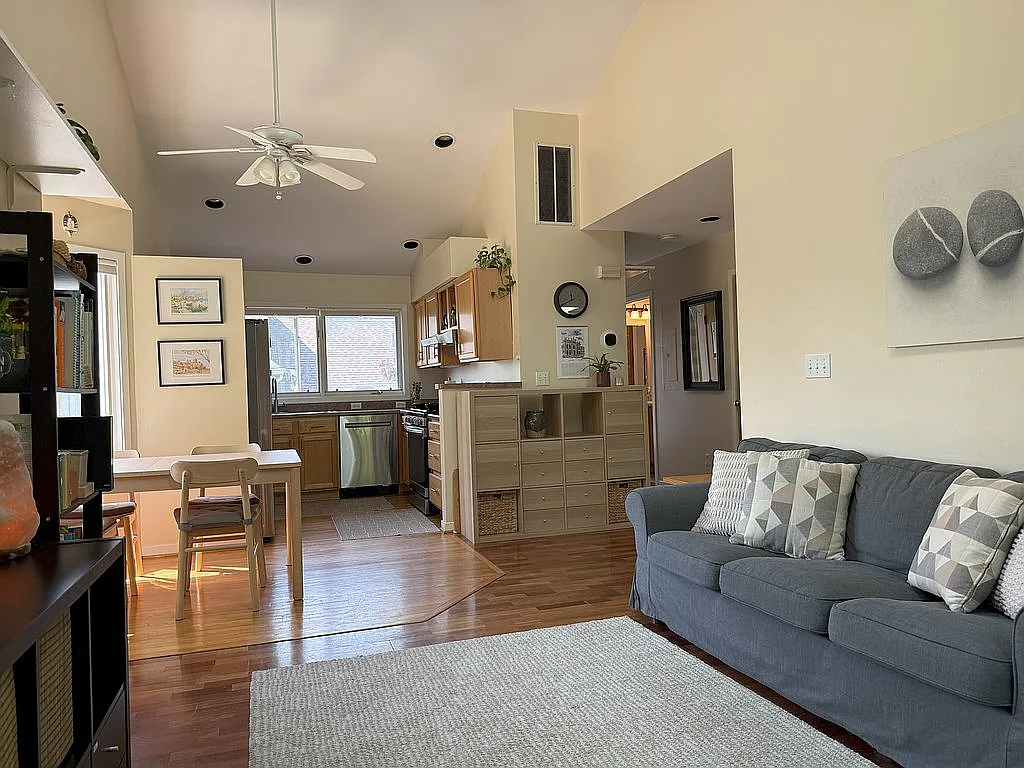 424 Little Lake Dr APT 31 photo 1