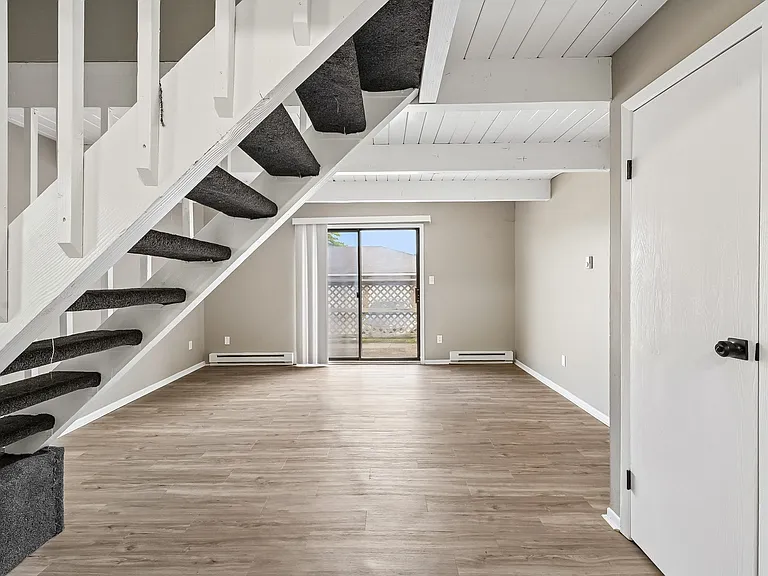 Abbington Village Apartments — Photo 11