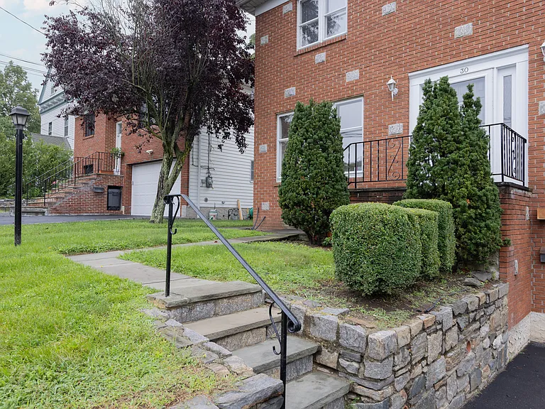 30 Cassilis Ave — Photo 2