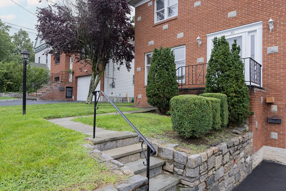 Building Photo - 30 Cassilis Ave