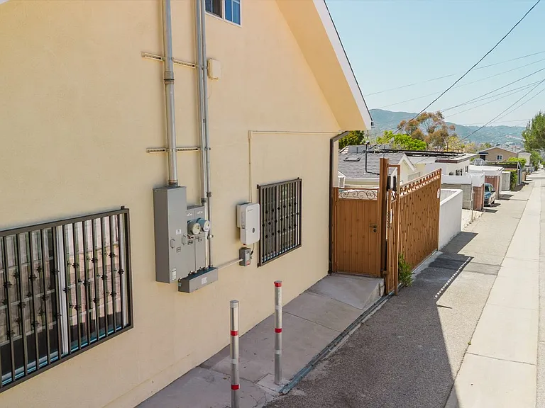 833 E Verdugo Ave — Photo 25