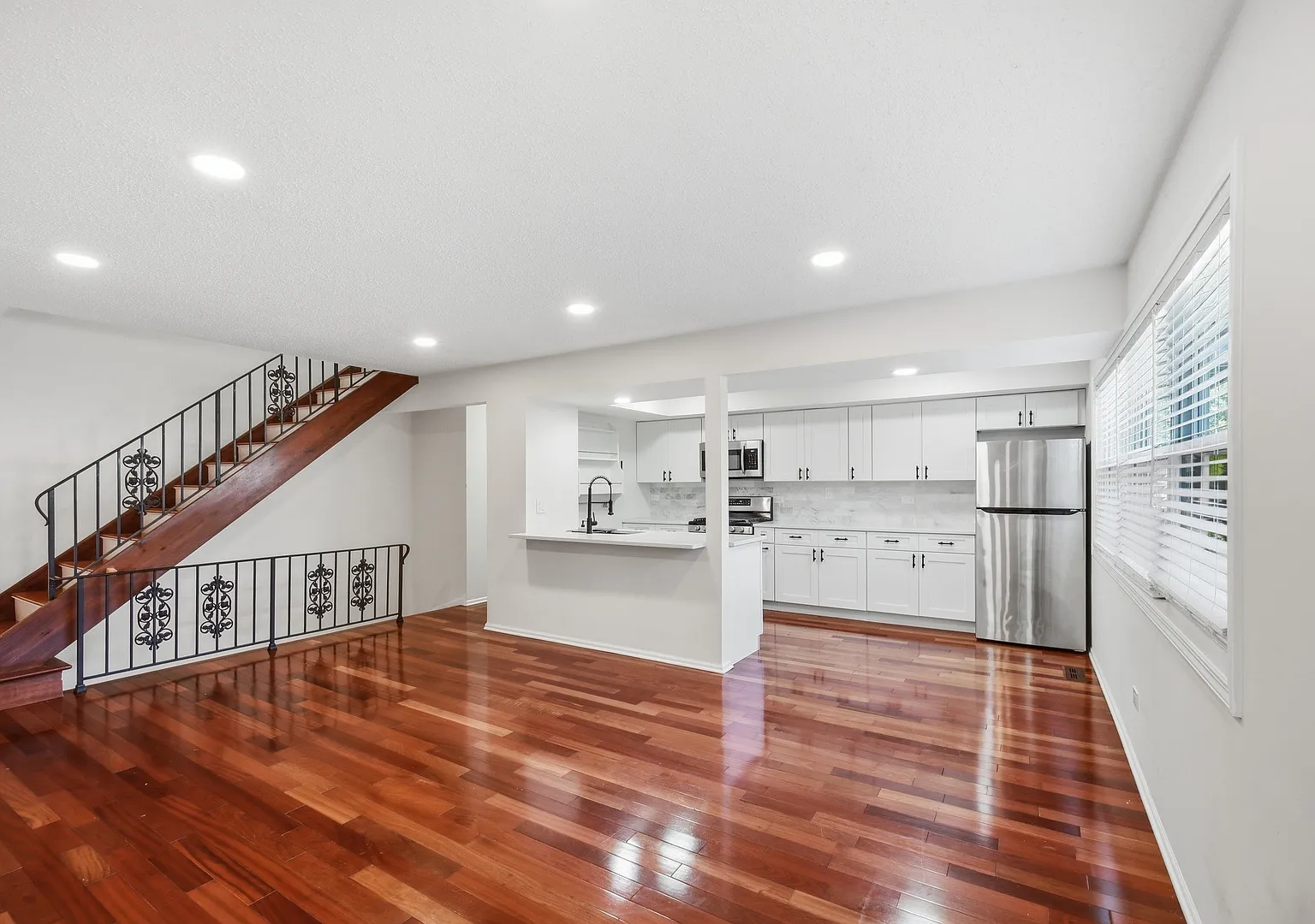 2 bed, 1.5 bath, 992 sqft, $2,550 — Photo 2