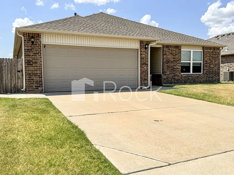 321 Karlee Ln — Photo 2