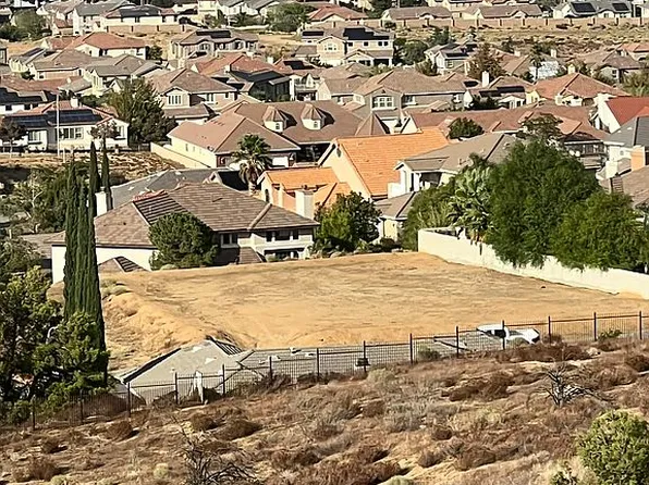 6831 Sycamore Ln, Palmdale, CA 93551