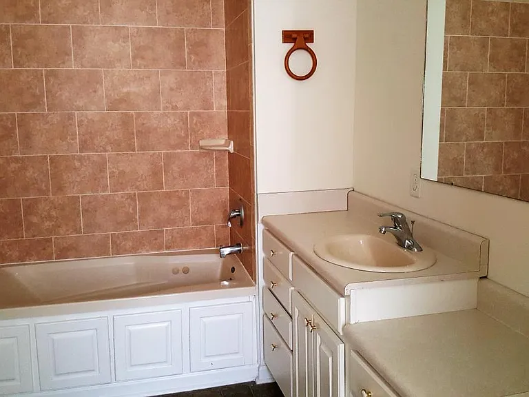 M Bath with 2 sinks
