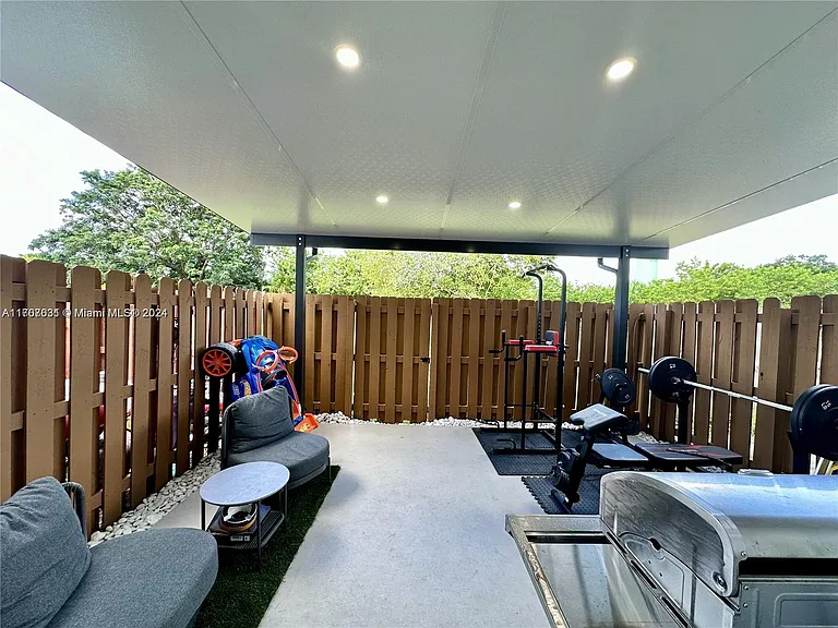 634 SW 3rd Ave — Photo 11