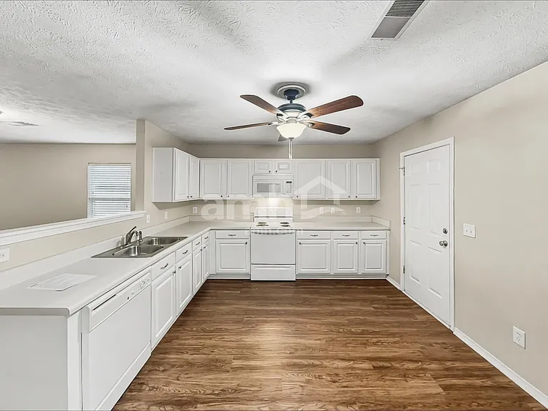 2649 Sutherland Dr — Photo 3