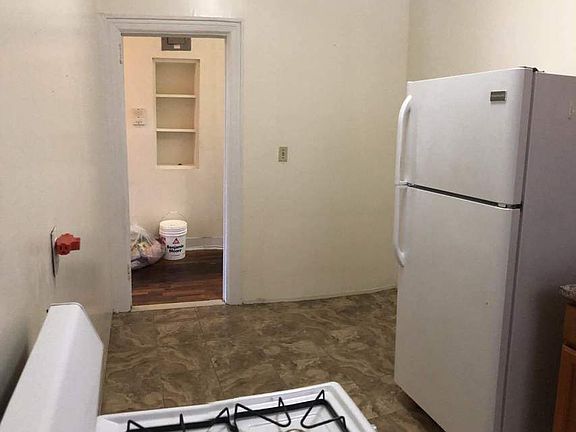4th image of 2814 42nd St APT 2B