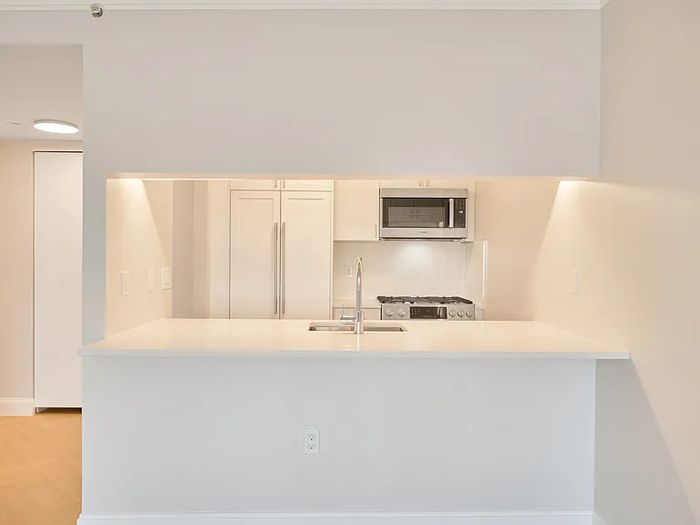 160 Riverside Blvd #4A — Photo 15