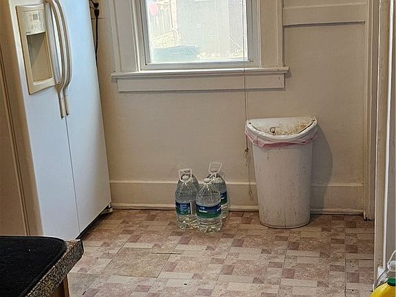 5th image of 144 Dickinson St