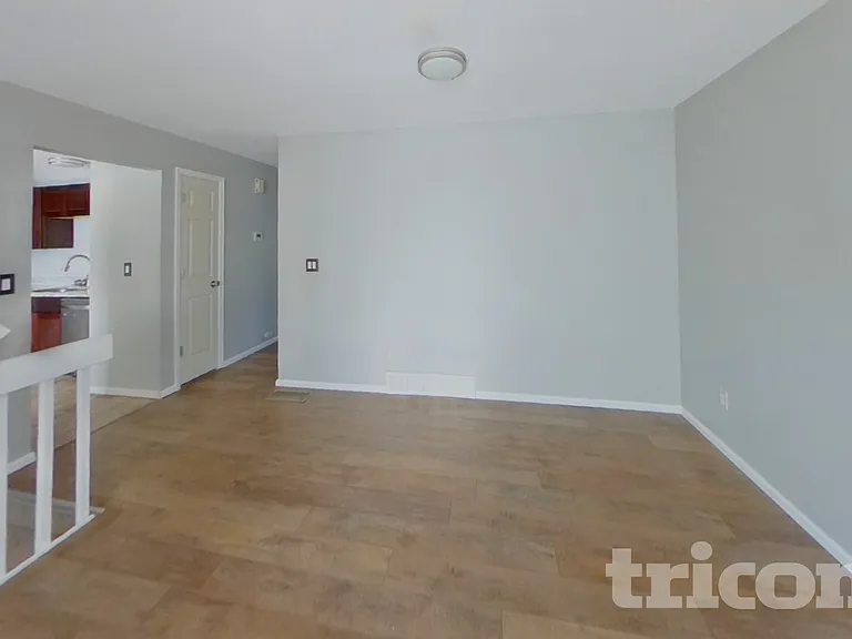 910 Foothills Ct — Photo 3