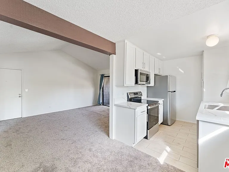4 Streamwood — Photo 11