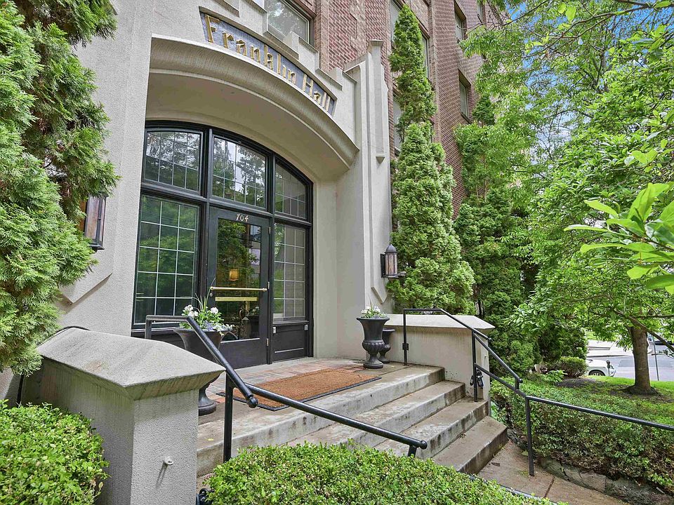 1st image of 704 W 6th Ave APT 402