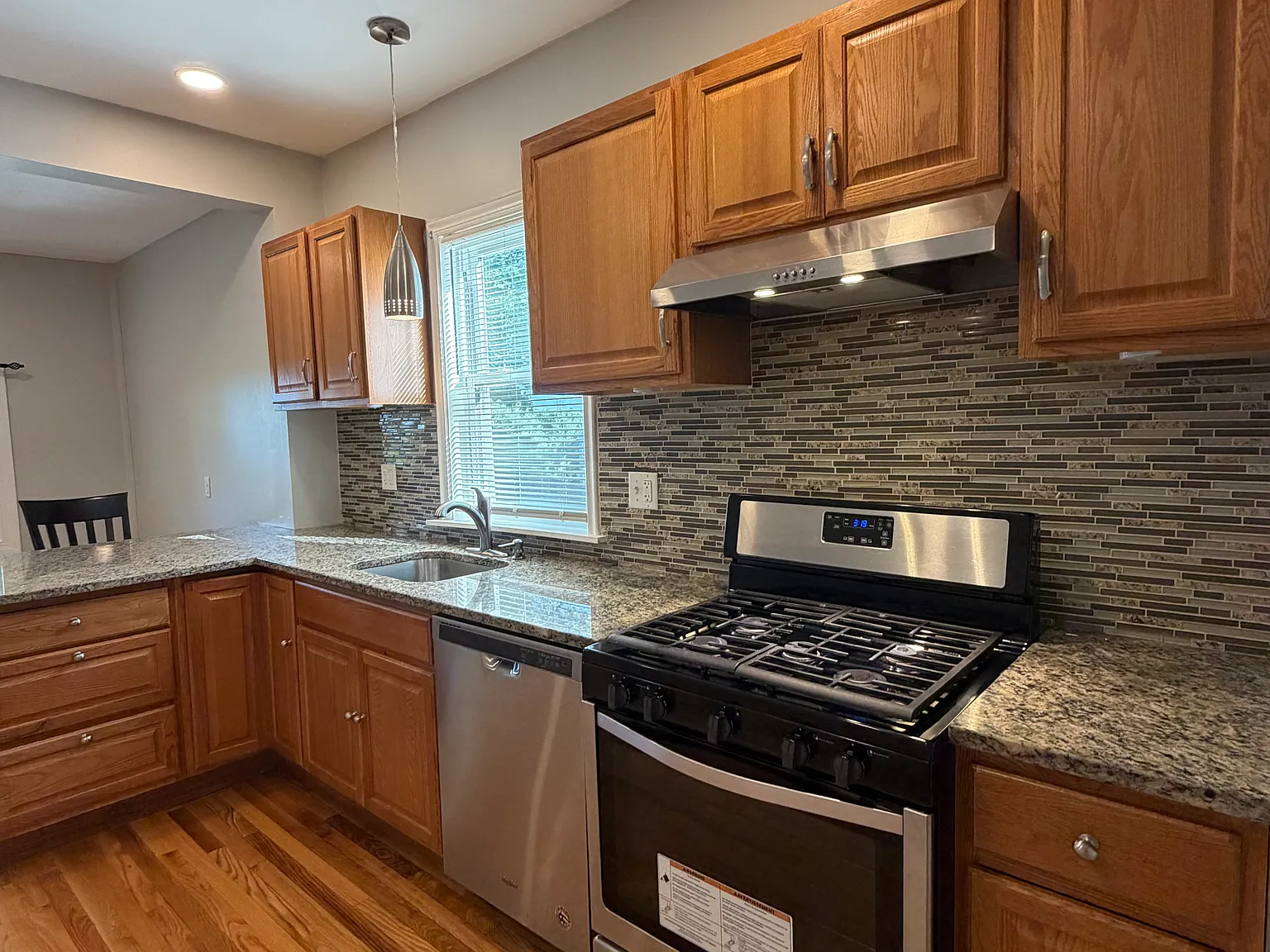 3 bed, 1000 sqft, $3,200 — Photo 4