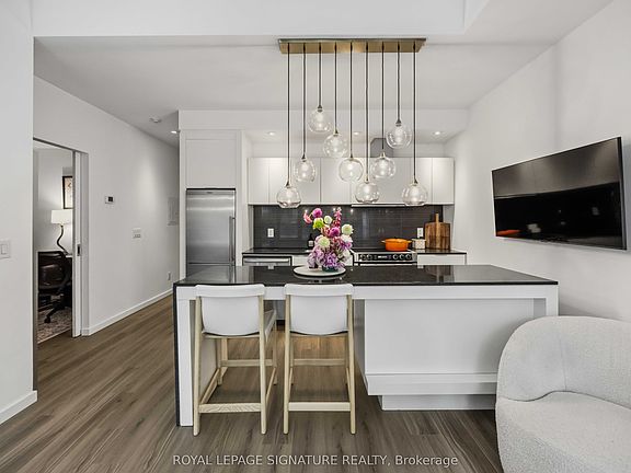 4th image of 8 Charlotte St #202