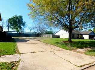 319 Oakdale Dr, Stafford, TX 77477