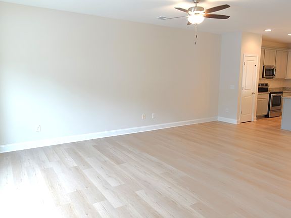 4th image of 140 Creekland Way #1