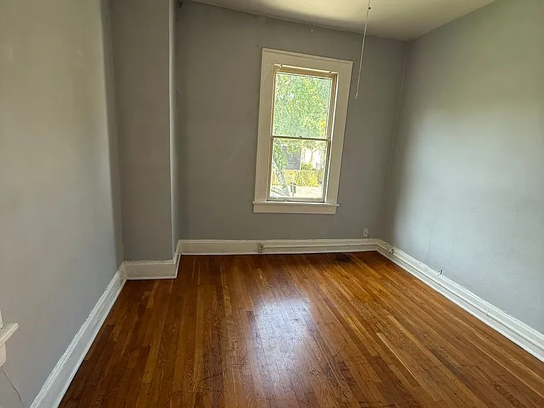 311 E Duffy St — Photo 5