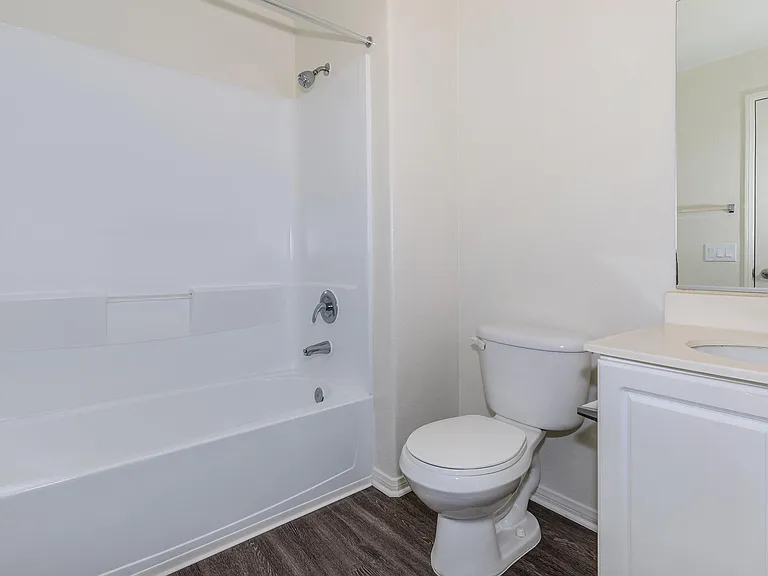 Laurel Glen Apartment Homes — Photo 55