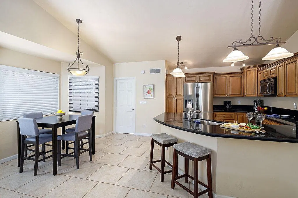 4 bed, 2020 sqft, $6,495 — Photo 4