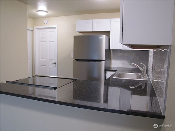 4th image of 748 S Cloverdale Street #13