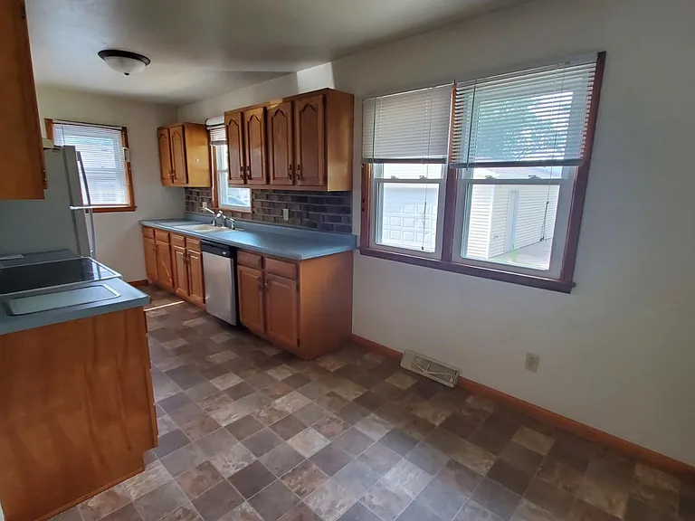 712 E Seerley Blvd — Photo 3