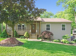 7386 Valley Dr, Brighton, MI