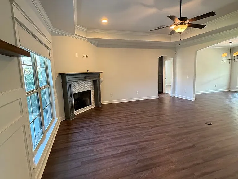 802 Legacy Dr — Photo 2