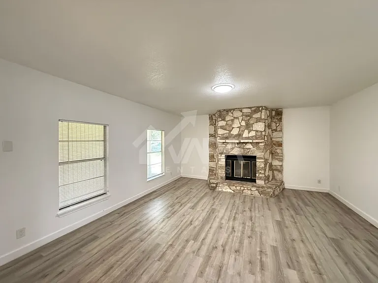 2706 Lakebriar St — Photo 9