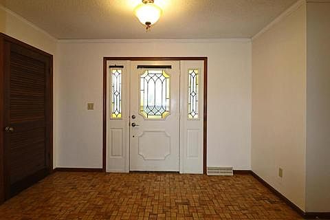 3rd image of 140 Thornhill Dr