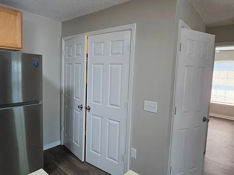 906 Howard St — Photo 15