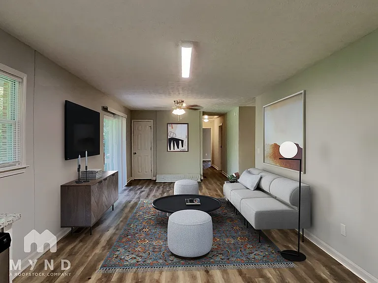 2728 Columbia Dr — Photo 2