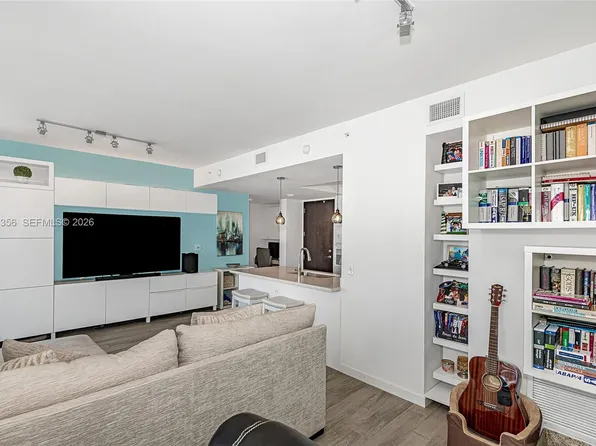999 SW 1st Ave APT 3215, Miami, FL 33130