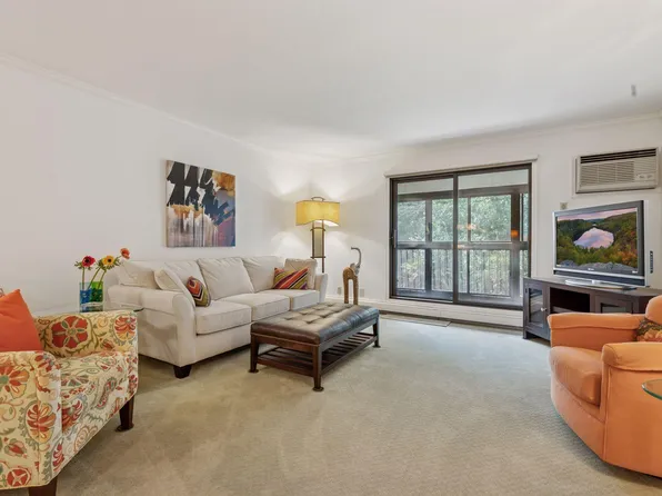 5697 Green Circle Dr APT 320, Minnetonka, MN 55343