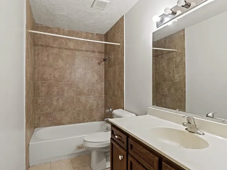 13005 Ames Ave — Photo 8