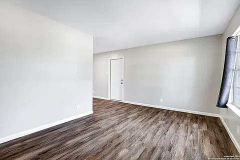 4 bed, 1010 sqft, $2,100 — Photo 2