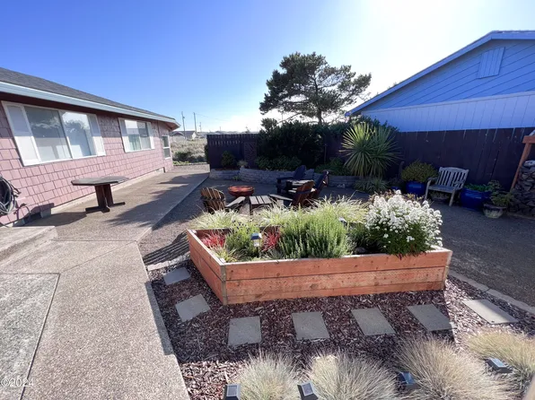 1717 NW Canal St, Waldport, OR 97394