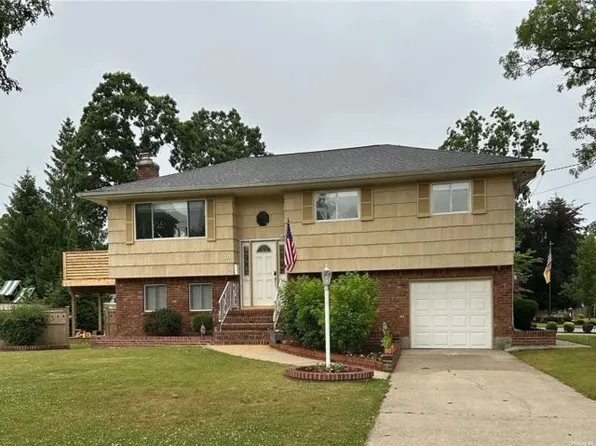 20 Duval St, East Islip, NY 11730