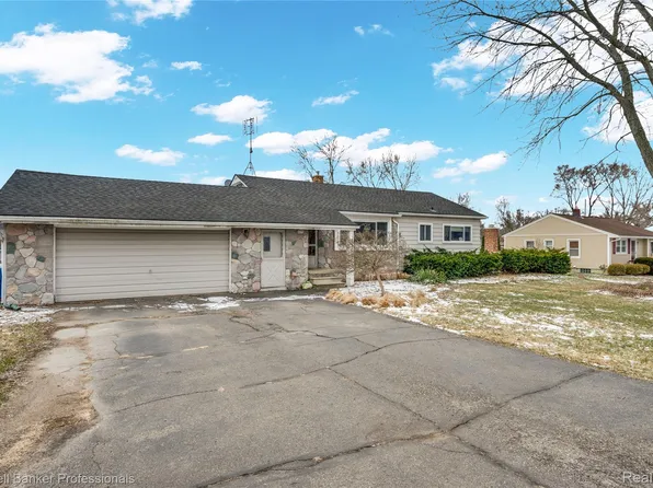 2556 N Williams Lake Rd, Waterford, MI 48327