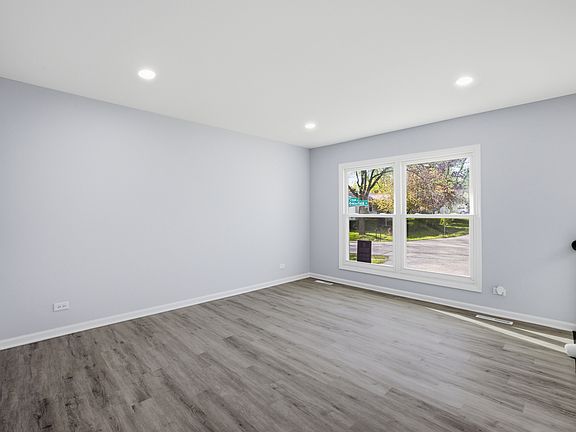 3rd image of 915 Mayfield Dr