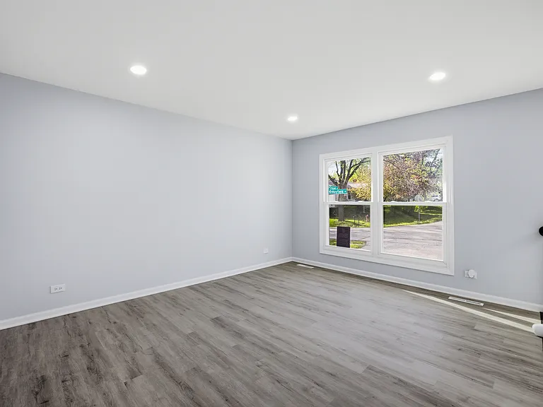 915 Mayfield Dr — Photo 4