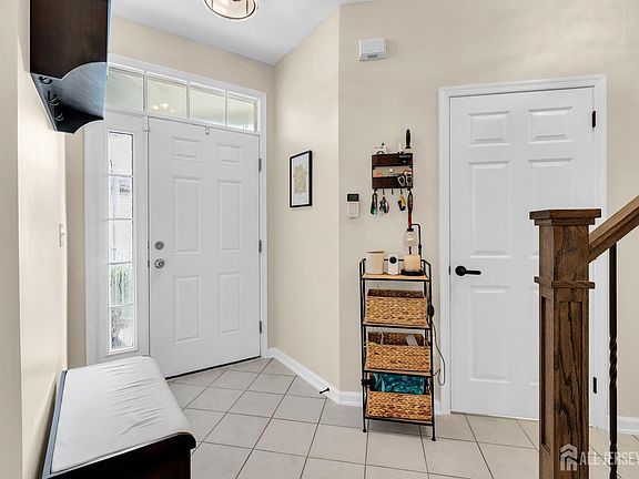 5th image of 18 Frost Ln