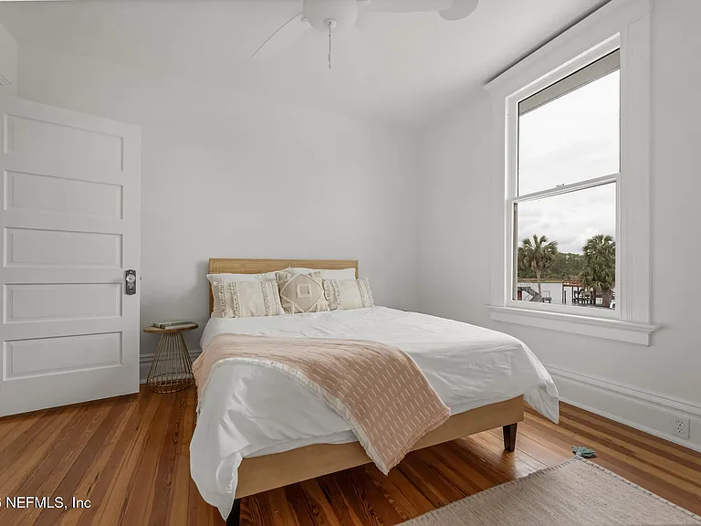 289 N Roscoe Blvd — Photo 28