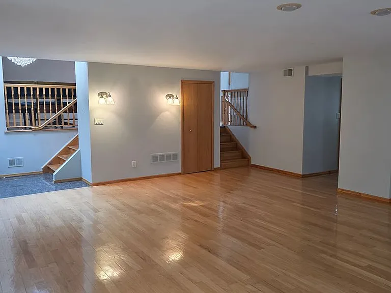 812 Leeds Ln — Photo 11