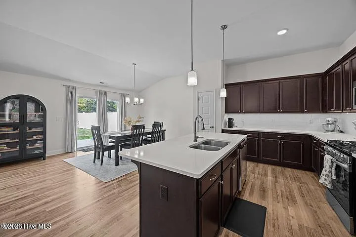 717 Oleander Dr — Photo 5